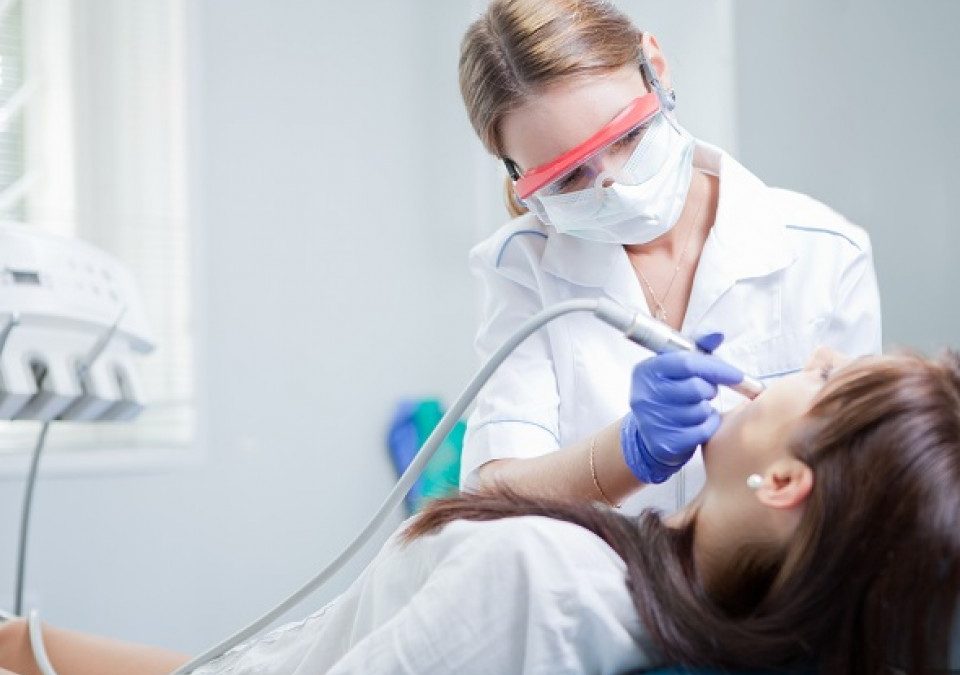 Igienista dentale, il Ministero conferma: niente visite, accertamento diagnostico, anestesia ed altre pratiche esclusive dell’odontoiatra